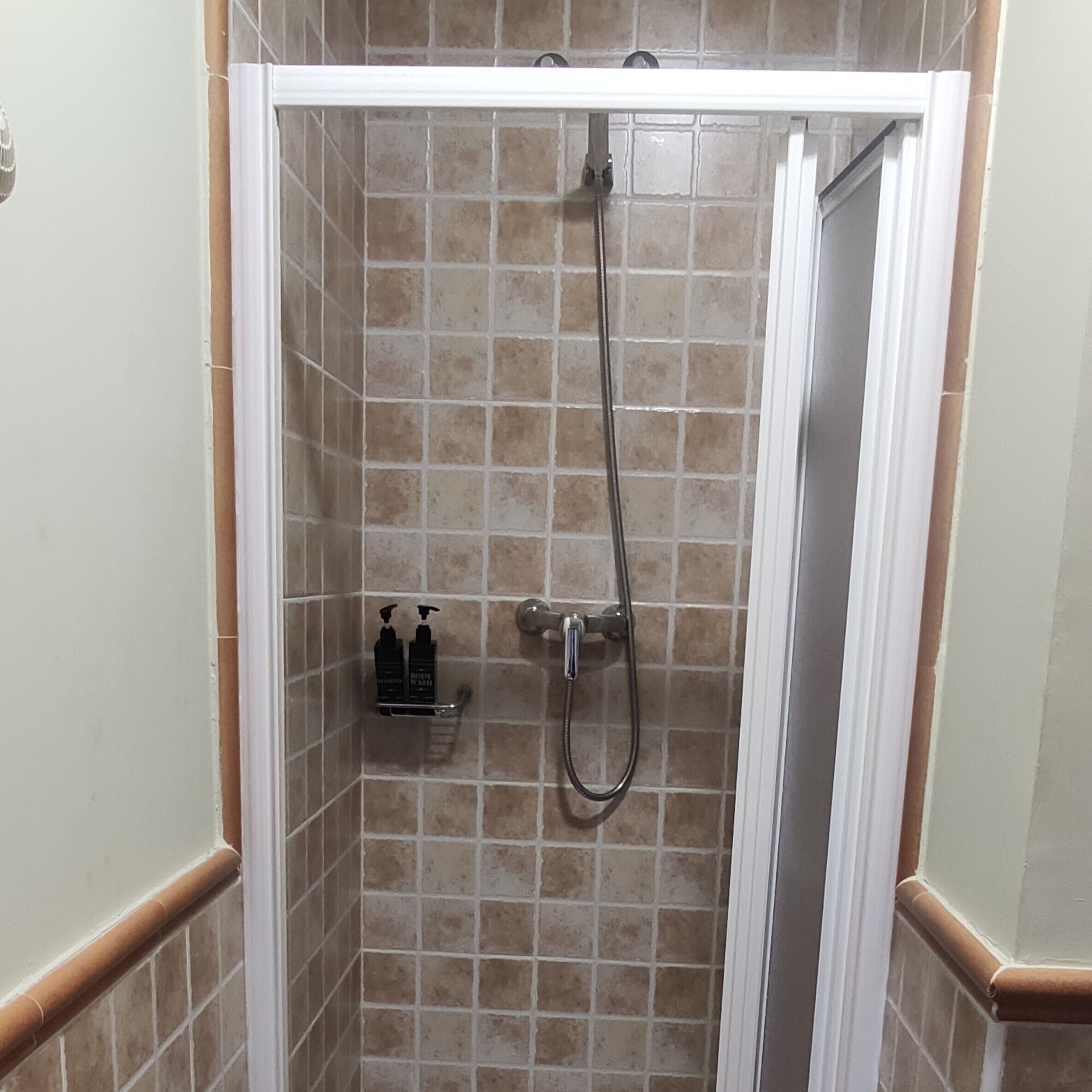 Een haardroger, handdoeken, zeep, toiletpapier