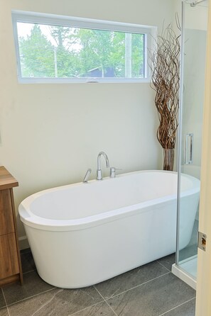 Een douche, een haardroger, handdoeken