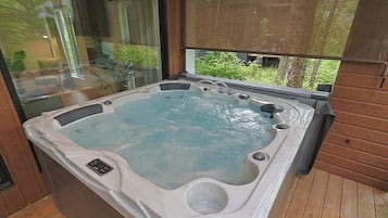 Indoor spa tub