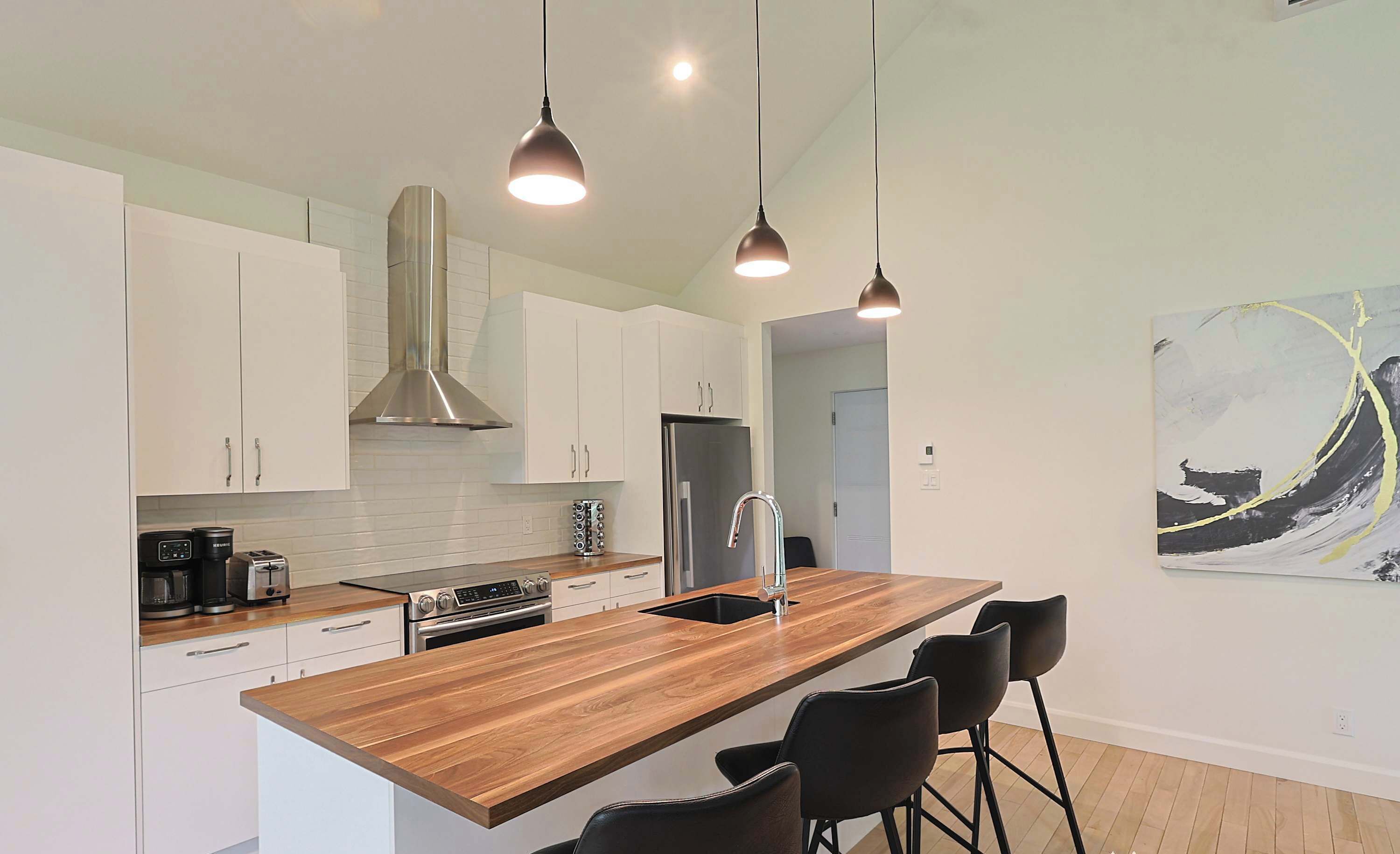 Geladeira, micro-ondas, cooktop, lava-louças