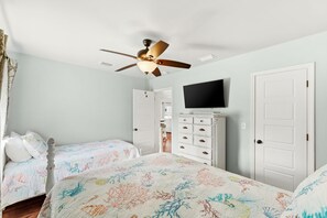Tabla de planchar con plancha, wifi y ropa de cama 