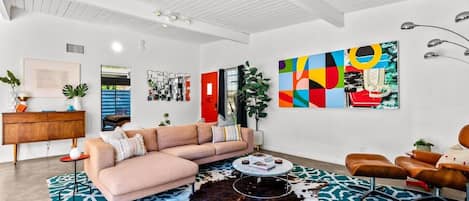 Smart TV, libros, biblioteca musical y estéreo