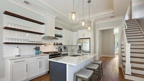 Coffee/tea maker, fridge, microwave, oven - Huge New Home w/ Outdoor Space, Walk to Streetcar! (New Orleans)