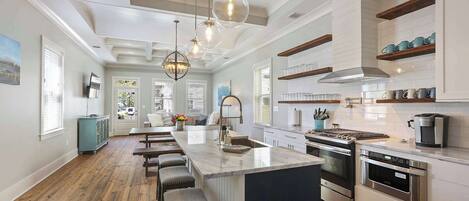 Kjøleskap, mikrobølgeovn, ovn og kokeplater