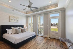 5 bedrooms, iron/ironing board, travel cot, WiFi - Huge New Home w/ Outdoor Space, Walk to Streetcar! (New Orleans)