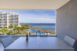 Outdoor dining - Casa Sueño del Sol - Beautiful Apartment a few steps from the beach (Torrevieja)