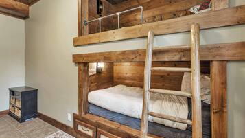 4 bedrooms, iron/ironing board, travel crib, free WiFi