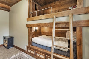 4 bedrooms, iron/ironing board, travel crib, free WiFi