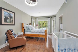 4 chambres, fer et planche à repasser, lit de bébé portatif