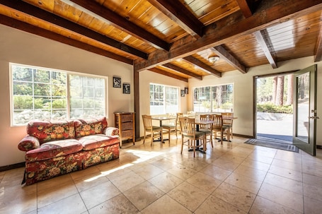 Interior. Charming 2 Queen bed lodge in South Lake Tahoe w/Kitchen
