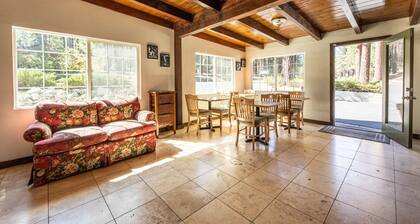 Charming 2 Queen bed lodge in South Lake Tahoe w/Kitchen
