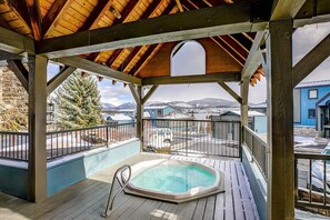 Outdoor spa tub - Views of Lake Dillon and surrounding mountains! Lake Forest Condo (Frisco)