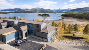 A residential area with houses near a lake, surrounded by mountains. - Ski • Paddle • Hike | Lake Dillon | Hot Tub (Frisco)