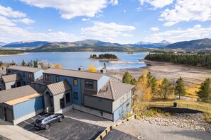 A residential area with a view of a lake and mountains. - Views of Lake Dillon and surrounding mountains! Lake Forest Condo (Frisco)