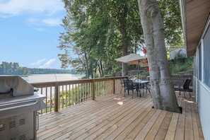 Outdoor dining - Cozy 2-bedroom cottage on Big Lake in Michigan! (Hopkins)