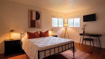 3 chambres, bureau, fer et planche à repasser, lit parapluie