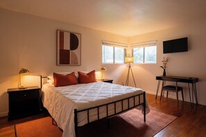 3 chambres, bureau, fer et planche à repasser, lit parapluie