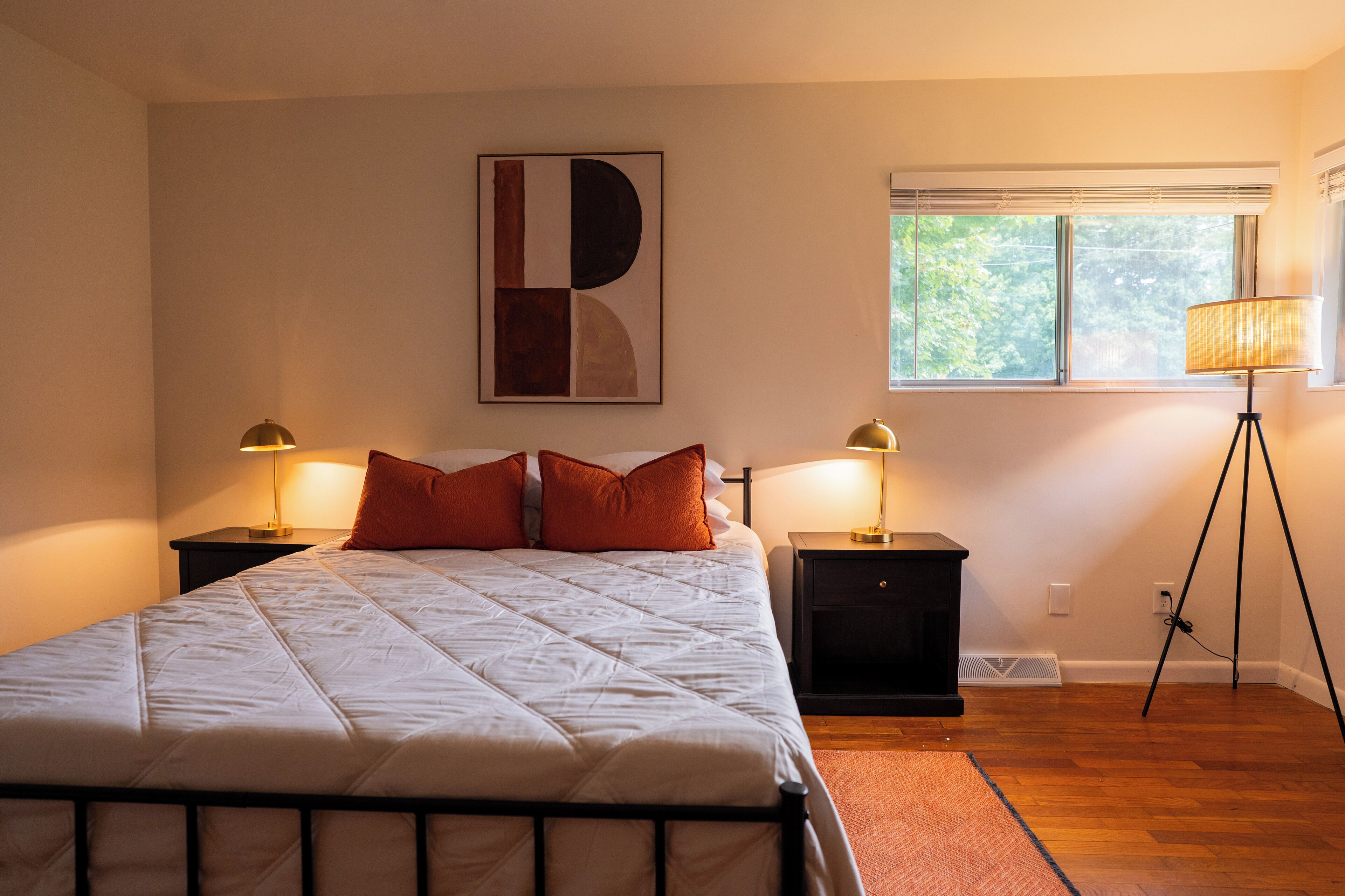 3 habitaciones, escritorio y tabla de planchar con plancha 