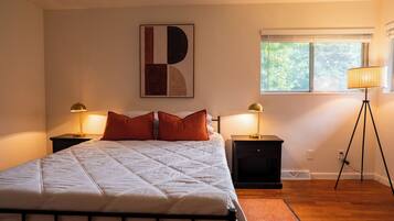 3 habitaciones, escritorio y tabla de planchar con plancha