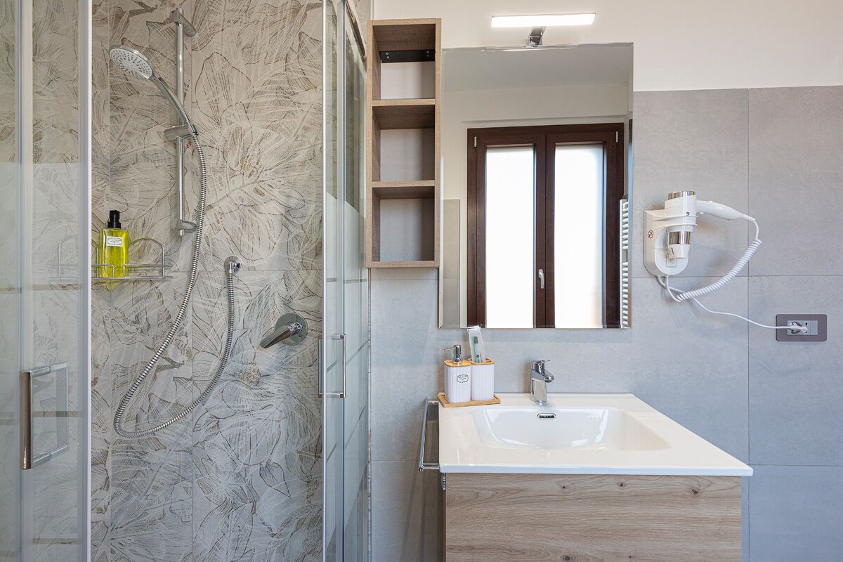 Regadera, secadora de cabello, bidet, toallas 