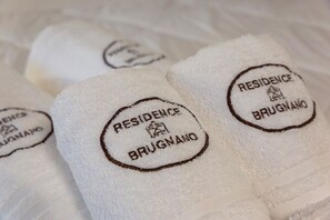 Douche, sèche-cheveux, bidet, serviettes fournies