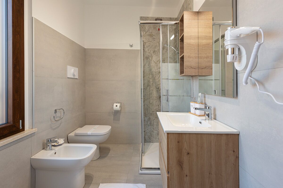 Douche, sèche-cheveux, bidet, serviettes fournies