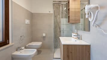Douche, sĂšche-cheveux, bidet, serviettes fournies