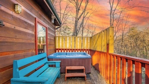 Outdoor spa tub - Cozy Sky Harbor Cabin for 12 w Hot Tub & Game Room (Sevierville)