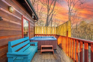 Outdoor spa tub - Cozy Sky Harbor Cabin for 12 w Hot Tub & Game Room (Sevierville)