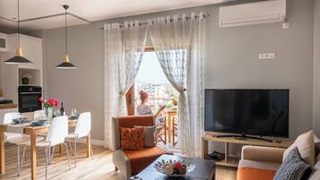 Apartamento superior, balcón, vistas a la montaña | Zona de estar