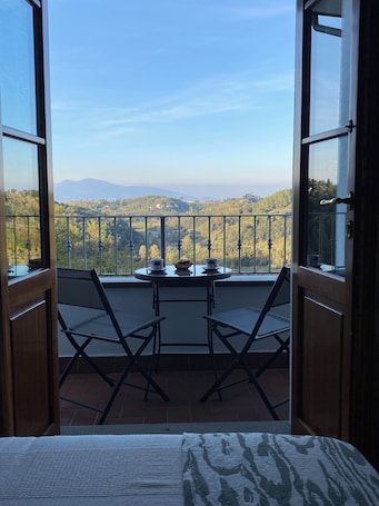 Outdoor dining. Cozy 2-bedroom house in charming Usigliano with breathtaking views