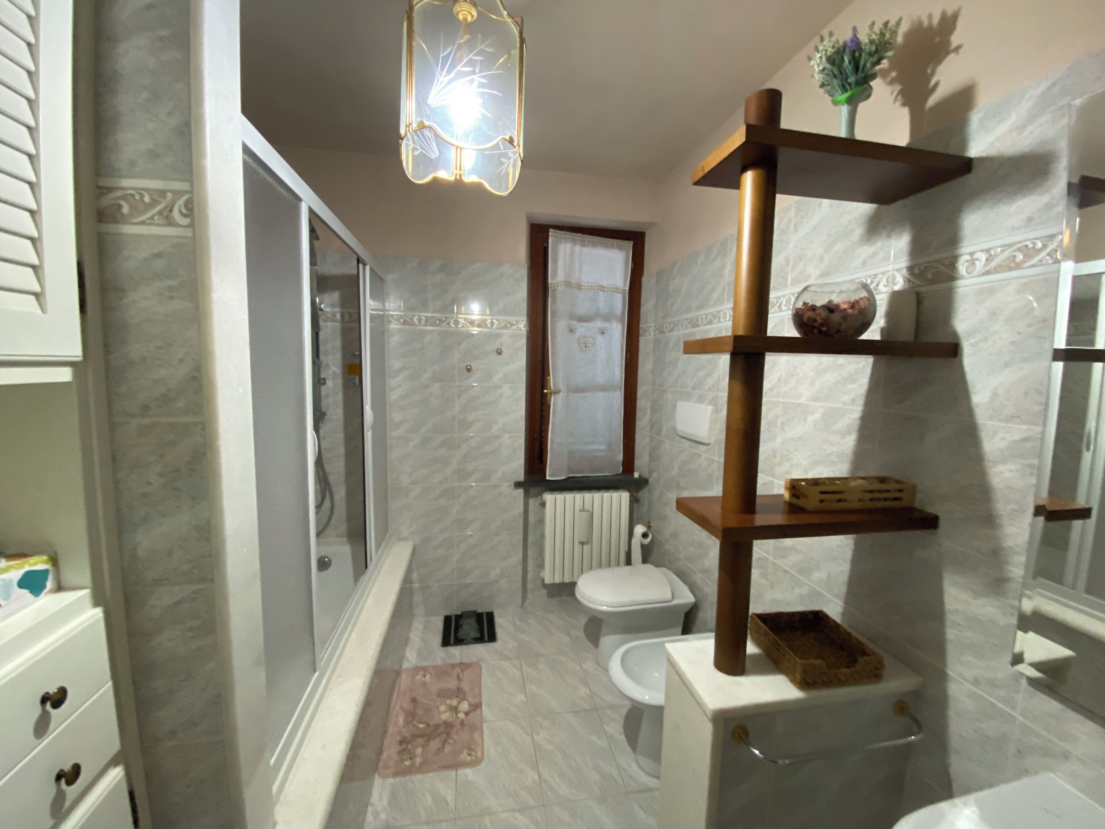 Haartrockner, Bidet, Handtücher, Seife