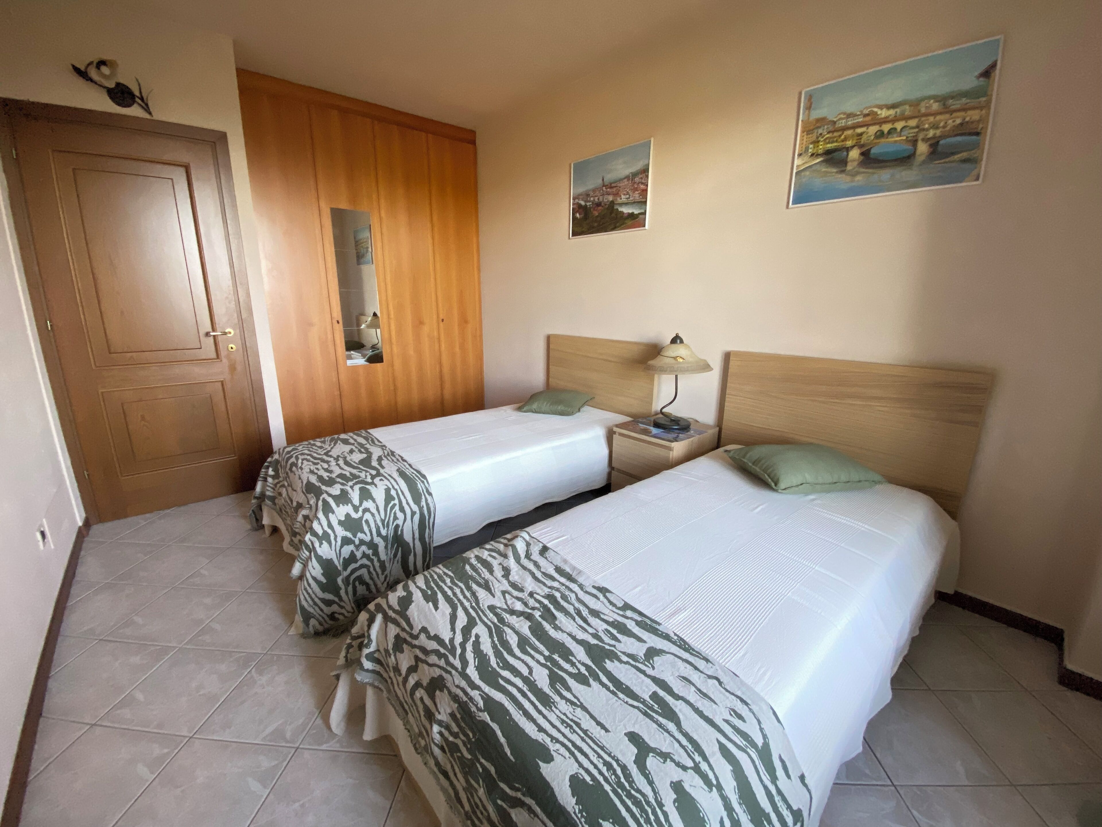 Bügeleisen/Bügelbrett, Internetzugang, Bettwäsche