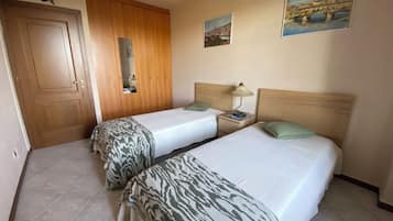 Iron/ironing board, Internet, bed sheets