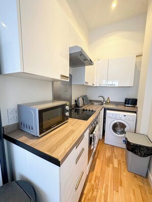 Fridge, microwave, oven, toaster - Euston House Apartment (London)