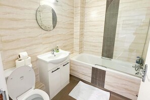 Shower, hair dryer, towels - Euston House Apartment (London)