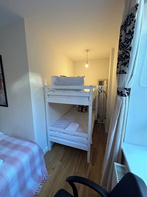 2 bedrooms, iron/ironing board, free WiFi, bed sheets - Euston House Apartment (London)
