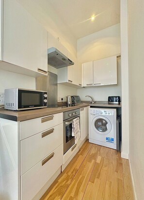 Fridge, microwave, oven, toaster - Euston House Apartment (London)