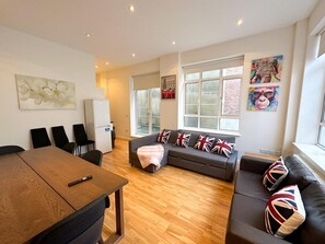 Living area - Euston House Apartment (London)