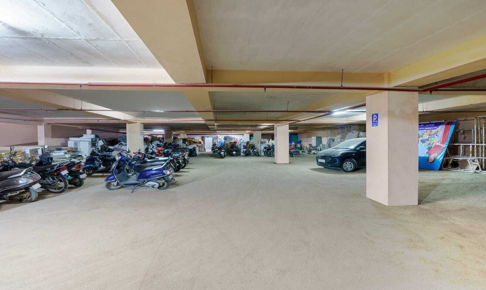 Eine mehrstöckige Parkgarage mit mehreren Motorrädern und einem Auto.