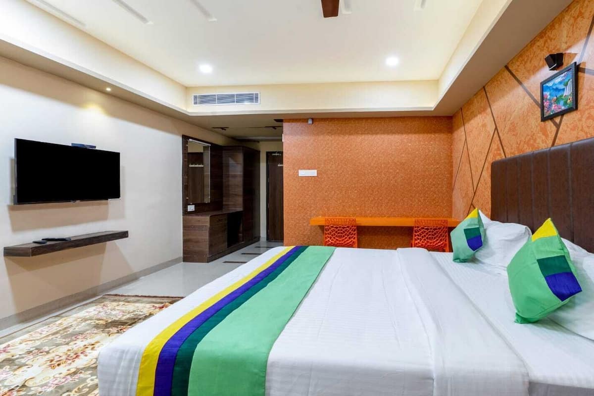 Quarto luxo, vista para a cidade | Escrivaninha, Wi-Fi de cortesia