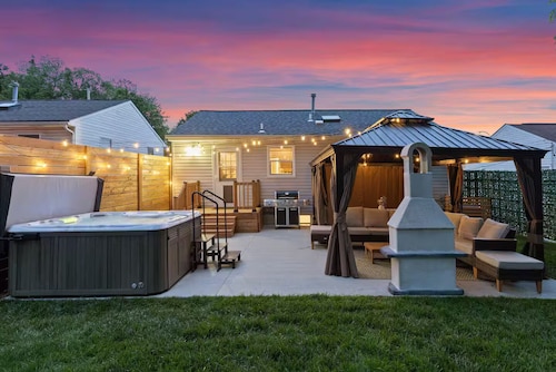 Family Retreat w/ Hot Tub near Zoo & Forest Park