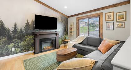 Family Retreat w/ Hot Tub near Zoo & Forest Park