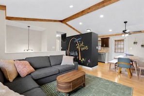 Smart TV, fireplace, table football, ping pong - Family Retreat w/ Hot Tub near Zoo & Forest Park (St. Louis)