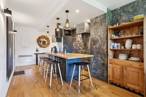 Wasserkocher mit Kaffee-/Teezubehör, Kühlschrank, Mikrowelle, Ofen
