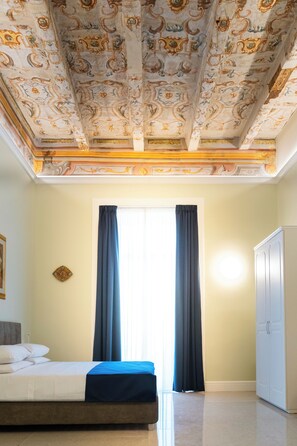 Individually furnished, desk, free WiFi, bed sheets - Alma Regina Relais (Naples)