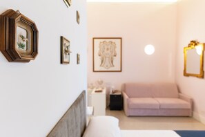 Deluxe Double Room, Balcony, City View | Living area - Alma Regina Relais (Napoli)