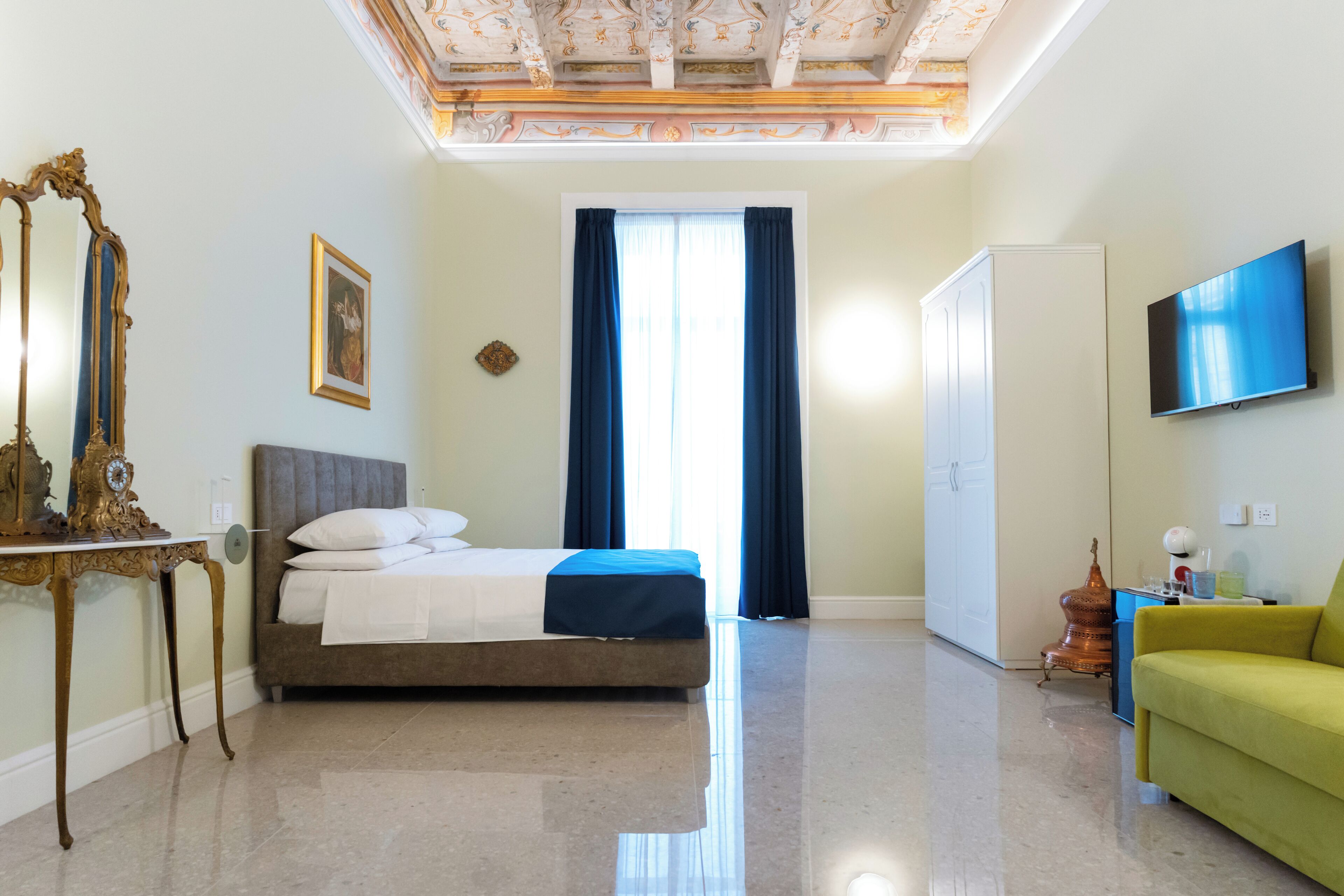 Suite Luxury, balcone, vista città | Una scrivania, Wi-Fi gratuito