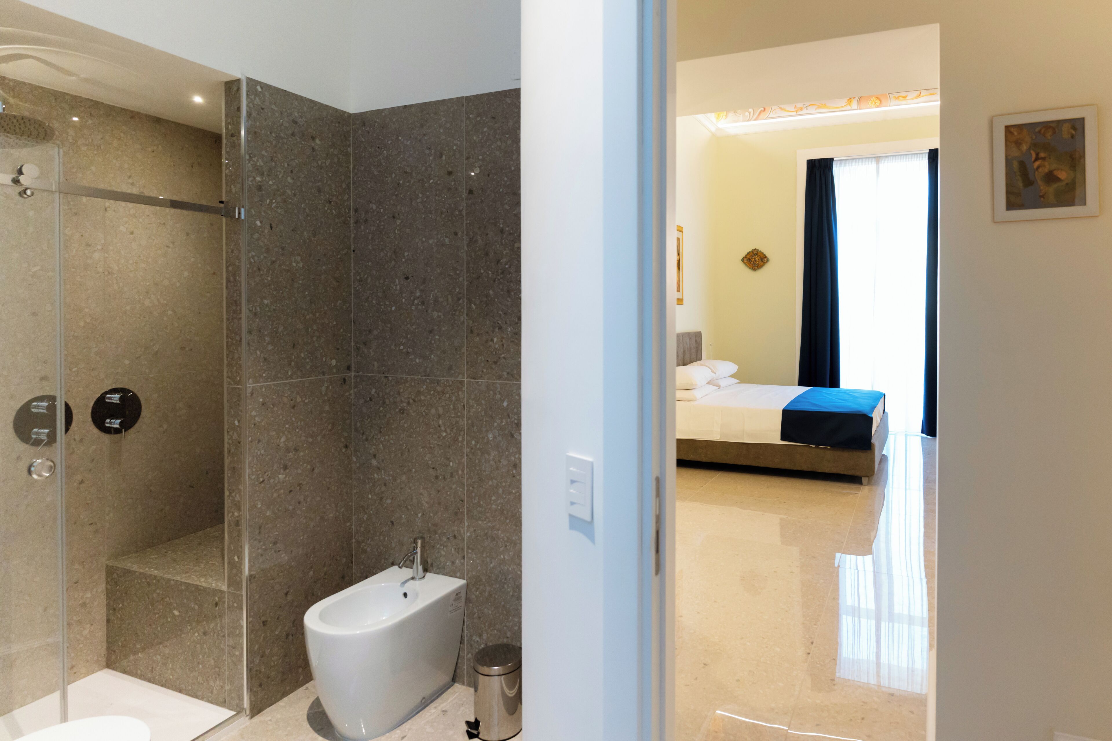 Luxury-Suite, Balkon, Stadtblick | Badezimmer | Dusche, kostenlose Toilettenartikel, Haartrockner, Handtücher