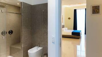 Luxury-Suite, Balkon, Stadtblick | Badezimmer | Dusche, kostenlose Toilettenartikel, Haartrockner, Handtücher